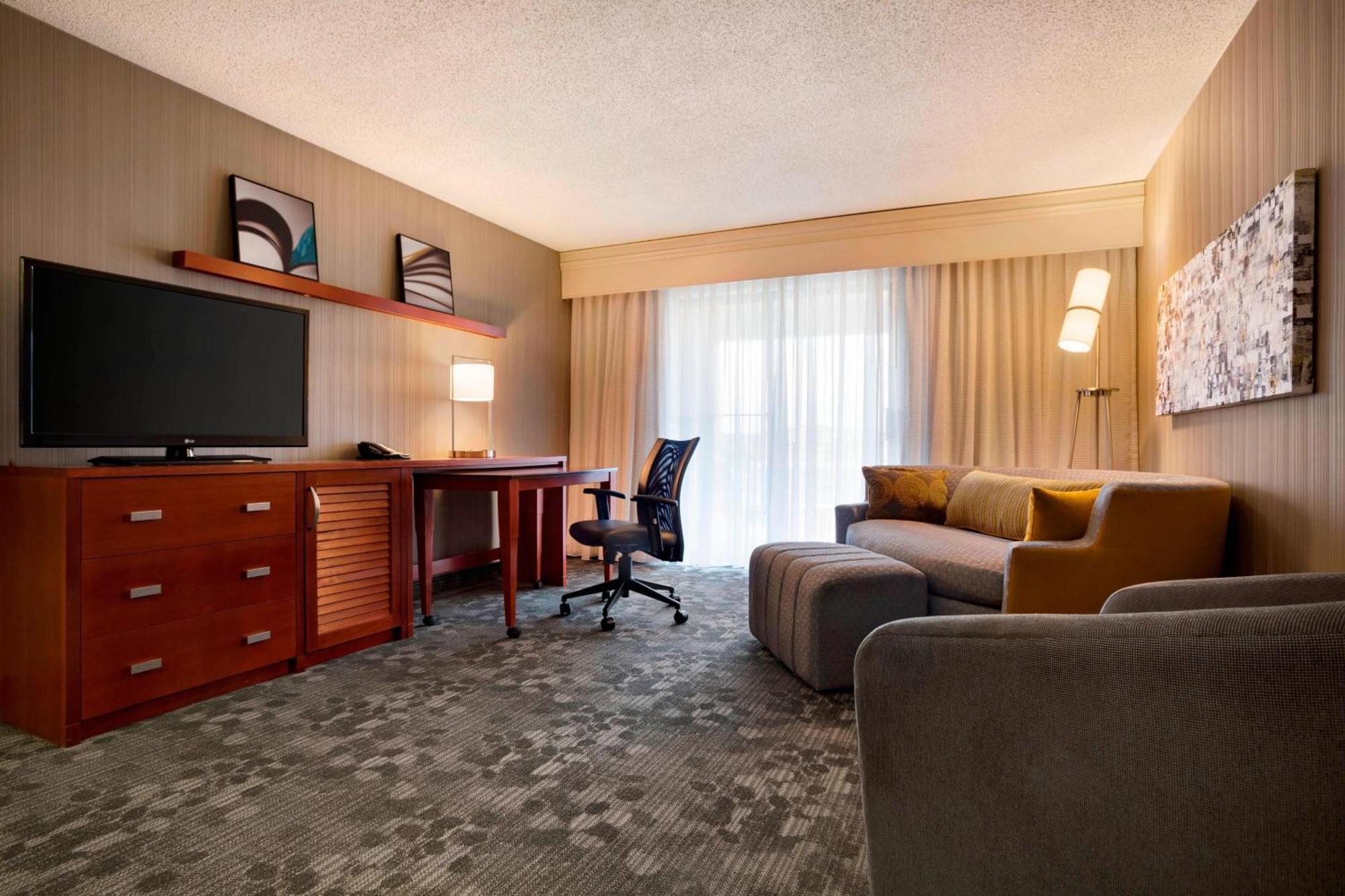 Courtyard By Marriott Champaign Hotel Exterior photo