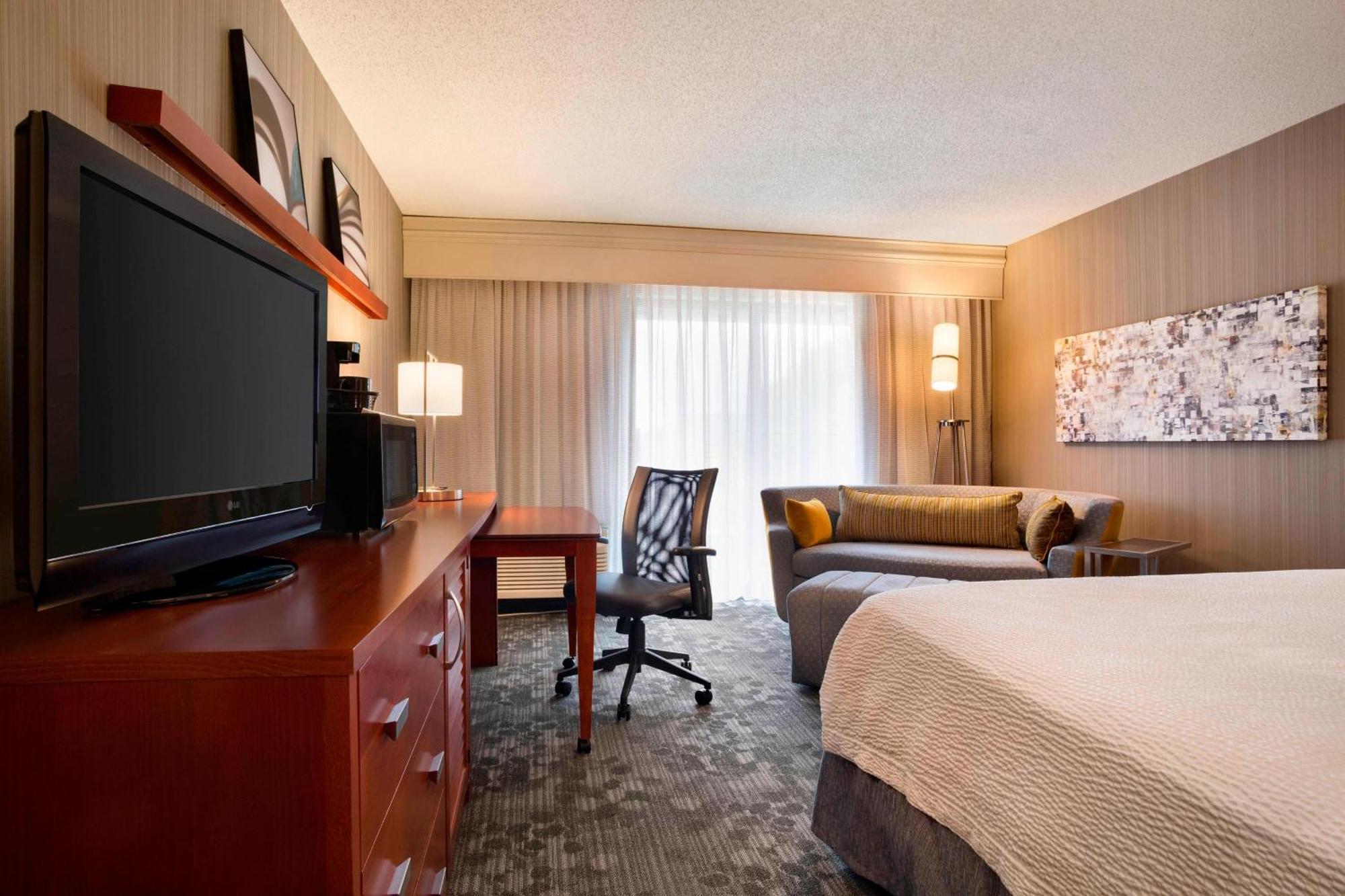 Courtyard By Marriott Champaign Hotel Exterior photo