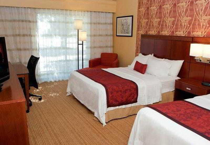 Courtyard By Marriott Champaign Hotel Exterior photo